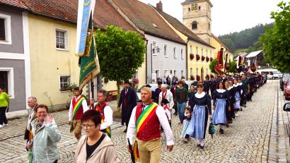 Bild: bkr
Kurz war der Weg von der Kirche zum Festzelt. Beim Festzug ging es nicht wie geplant vom Schloßberg hinab zum Unteren Markt. Drohende Wolken reduzierten die Strecke.