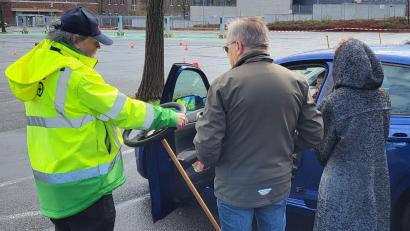 Bild: Ziermeier/Verkehrswacht/exb
Reinhold Ziermeier von der Verkehrswacht Schwarzenfeld (links) beim Training "Mobil, aber sicher" mit Senioren.