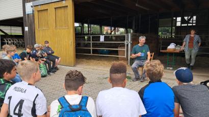 Bild: Realschule im Stiftland/exb
Unterricht auf dem Bio-Bauernhof Kunz erlebten die Realschüler.
