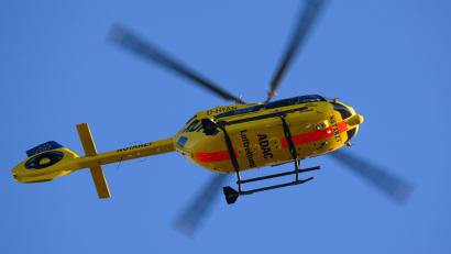 Bild: Robert Michael/dpa
Ein Rettungshubschrauber brachte die schwer verletzte 61-Jährige in ein Krankenhaus. (Symbolfoto)