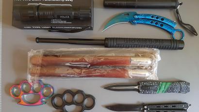 Bild: Bundespolizeiinspektion Waidhaus
Beamte stellten am Wochenende verbotene Messer, Schlagstöcke und Pfeffersprays bei Grenzkontrollen in Waldsassen und an der A6 in Waidhaus sicher.