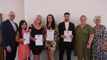 Bild: usc
Vier Staatspreise für besondere Leistungen wurden bei der Examensfeier verliehen; (von links): Geschäftsführer Roland Domogalla, die Geehrten Thi Thu Trang Bui, Adisa Sabic, Christiane Wolfhard und Shahbaz Safi. Daneben Klassenleiterin Susanne Luber und Schulleiterin Ilona Lang.