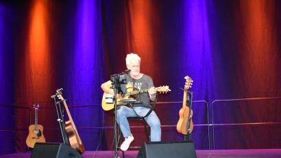 Bild: rgr
Werner Schmidbauer spielt vor rund 400 Zuhörern in der Stadthalle Grafenwöhr.