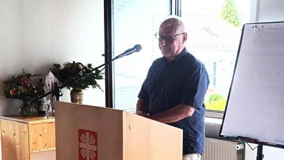 Bild: fdl
Diakon Richard Sellmeyer dankt allen Mitarbeitern und Gremien für die Unterstützung in den 19 Jahren als Geschäftsführer der Caritas-Sozialstation Hirschau.