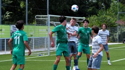 Bild: Nachtigall/exb
Beim U19-Turnier der SpVgg SV Weiden entschied der Gastgeber das Spiel um Platz fünf gegen den FC Weiden-Ost (grüne Trikots) im Elfmeterschießen für sich.