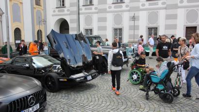 Bild: kro
Zum Treffen der Sportflitzer auf dem Platz vor der Basilika waren viele Menschen mit und ohne Handicap gekommen.