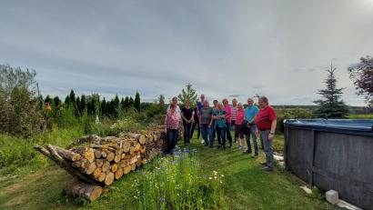 Bild: ct
Interessiert begutachten die Mitglieder des Obst- und Gartenbauvereins Sigl die Naturgärten, die sie bei einer Radtour erkunden.