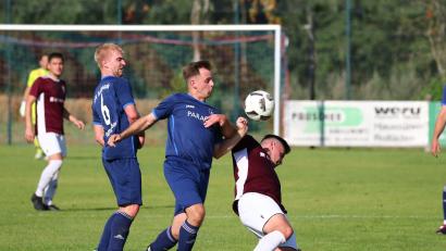 Bild: Dieter Jäschke
Die beiden Haidenaaber Tobias Eigler (links) und Lucas Walter setzen Maximilian Fried von der DJK Weiden arg zu. Der ASV Haidenaab siegte in letzter Minute mit 2:1 gegen die Gäste aus Weiden.