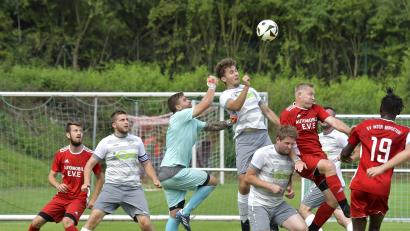 Bild: Hubert Ziegler
Torhüter Elias Graf (Dritter von links) vom SV Schmidmühlen II hat in dieser Szene große Mühen, um den Ball nach einer Ecke für den SV Inter Bergsteig Amberg II aus der Gefahrenzone zu befördern.