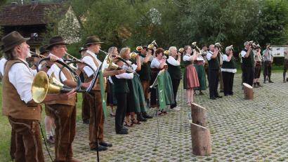 Bild: bö
Die Jagdhornbläser des Landkreises Amberg-Sulzbach hatten in den vergangenen Tagen zum Konzert an die Uferpromenade in Hohenburg unter der Leitung von Hornmeister Hans Merz (rechts) eingeladen.
