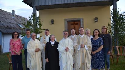 Bild: gi
Sr. Angelina Hummer (Fünfte von links) von den Mallersdorfer Schwestern feierte in Ragenwies 60-jähriges Professjubiläum. Dazu gratulierten Pfarrgemeinderätin Angelika Hierold, Bürgermeister Bernhard Rom, die Geistlichkeit mit den beiden Neupriestern (vorne), Pfarrgemeinderatssprecherin Elisabeth Völkl und als Vertreter der Dorfgemeinschaft Katja Süß und Heike Eger (von links).