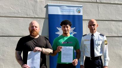 Bild: PI Sulzbach-Rosenberg/exb
Polizeihauptkommissar Tobias Plößl (rechts), stellvertretender Leiter der Polizeiinspektion Sulzbach-Rosenberg, zeichnet zwei couragierte Bürger aus: Merlin Scharnagl (links) und Abud Alhamad (Mitte) hatten der Polizei geholfen, einen Randalierer im Regionalexpress festzunehmen.