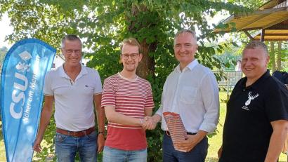 Bild: u
Mit einem Präsent bedankt sich CSU-Kreisvorsitzender Harald Schwartz (Zweitervon rechts) bei Florentin Siegert (Zweiter von links) für die geleistete Arbeit. Dank sagen auch Bürgermeister Hermann Falk (links) und der CSU-Orts- und Fraktionsvorsitzende Martin Merkl (rechts).