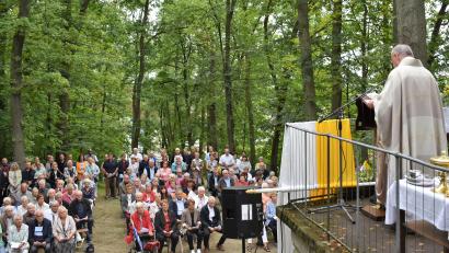 Bild: rgr
Ruhestandspfarrer Ludwig Gradl zelebriert zusammen mit Pfarrer Hans Bayer den Festgottesdienst auf dem Annaberg. Viele Gläubige nehmen daran teil.