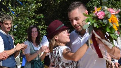 Bild: hdk
Das neue Oberkirwapaar Sabrina Bachmann und Florian Kuhla beim Ehrentanz.
