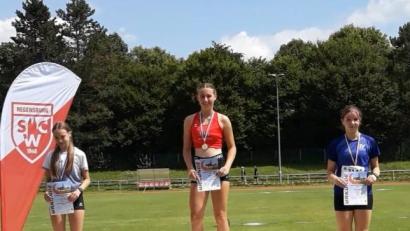 Bild: DJK Weiden/exb
Lilli Werner (Mitte) siegte sowohl im Vier- als auch im Siebenkampf.