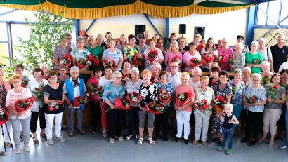 Bild: do
Rosen regnet es beim Familienfest der Gesellschaft Frohsinn auf die weiblichen Mitglieder. Ein Gruppenfoto mit Präsident Erwin Dromann und Bürgermeister Marcus Gradl erinnert an die Jubiläumsfeier mit Familienfest und Generalversammlung.