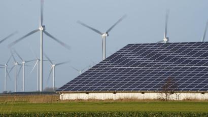 Symbolbild: Marcus Brandt/dpa
Die Chancen der erneuerbaren Energien wie Windkraft und Photovoltaik nicht Projektentwicklern überlassen, sondern über Genossenschaften selbst nutzen: Darum ging es bei einer BBV-Tagung in Sulzbach-Rosenberg.