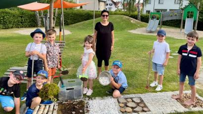 Bild: Kathrin Gleißner/exb
Die Kinder freuen sich über den Barfußpfad. Im Bild von links Maximilian, Marius, Lukas, Xaver, Elly, Heike Kunte, Paul, Joe, Lukas.