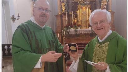 Bild: mas
Im Namen von Bischof Rudolf Voderholzer übergibt der Weidener Prodekan Johannes Lukas (links) eine Dankesmedaille an Stadtpfarrer Josef Häring, der in den Ruhestand geht. Die Medaille stammt vom niederbayerischen Bildhauer Joseph Michael Neustifter.