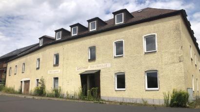 Bild: wro
Erfolgreich bemüht sich die Natur, Besitz vom ehemaligen Gasthof Fürstenhof in Fuchsmühl zu ergreifen.