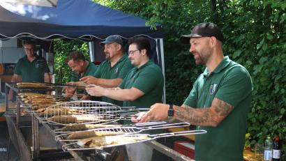 Bild: mrr
Das Team der Fischer-Crew bereitet beim Fischerfest in Rieden die Forellen zu.