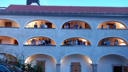 Bild: Stadt Tirschenreuth/exb
Cornelia Stahl (zweite Etage, Fünfte von links) mit Kindern und Lehrern der Grundschule Kulmain bei der Besichtigung der historischen Arkaden.