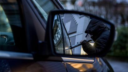 Symbolbild: Axel Heimken/dpa
Bei zwei Autoeinbrüchen in Etzenricht und Luhe mussten die Täter nicht einmal wie hier Gewalt anwenden.