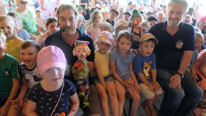 Bild: le
Kasperl einmal ganz nah sehen und erleben zu dürfen ist für die Kinder bei der Auftaktvorstellung in Floß etwas Besonderes.
