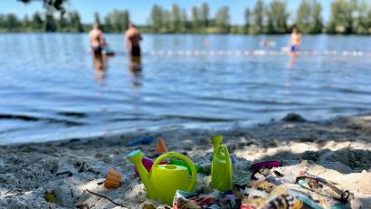 Bild: Gabi Schönberger
Auch im Naturbadeweiher in Mantel wird die Wasserqualität regelmäßig geprüft. Das Ergebnis: dem Sommerferien-Badespaß steht hier nichts im Wege. Die Wasserqualität ist hervorragend.
