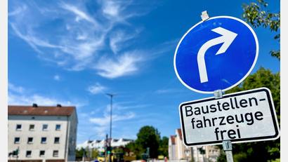 Bild: Gabi Schönberger
Auf dem Rotkreuzplatz laufen die Bauarbeiten. Autofahrer und Busse müssen hier die Umleitung nutzen – und mit Staus rechnen.