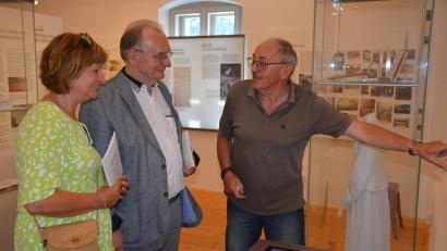 Bild: jr
Otto Grillmeier (rechts) führte das Ehepaar Reiner und Gabriele Haseloff durch das Resl-Museum im Schafferhof.