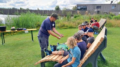 Bild: Realschule im Stiftland/exb
Herbert Walenta vom Fischereiverein Stiftland brachte den Jungs der Realschule im Stiftland das Angeln nahe.