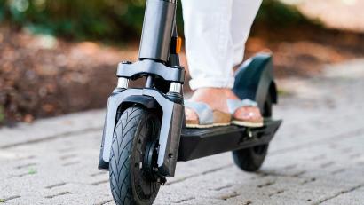 Symbolbild: Uwe Anspach/dpa
Eine Frau fährt einen E-Scooter. In Amberg ist eine 53-Jährige mit so einem Elektro-Roller gestürzt.