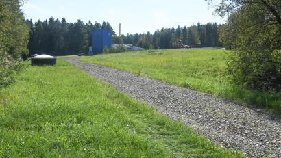 Archivbild: Gabi Schönberger
Auf dieser Fläche am Standort Kalkhäusl könnte die neue Bioabfall-Vergärungsanlage entstehen. Der Gemeinderat Weiherhammer vertagt das Thema.