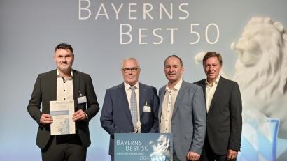 Archivbild: StMWi/S.Heuser
Von links: Josef Adam (SITLog-Geschäftsführer), Wolfgang Hausner (SITLog-Inhaber & Geschäftsführer), Hubert Aiwanger (Bayerischer Staatsminister für Wirtschaft, Landesentwicklung und Energie) und Prof. Dr. Thomas Edenhofer (Baker Tilly).
