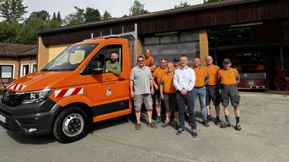 Bild: Ramona Herrman/exb
Das Bauhofteam Christian Gilch, Rainer Konz, Bauhofleiter Alexander Lang, Stefan Meier, Josef Schmid, Sandro Jon, Michael Gierke (von rechts), Erster Bürgermeister Sebastian Giering (im Unimog), Geschäftsleiter Peter Forster und MAN-Mitarbeiter Josef Fischer (vorne).