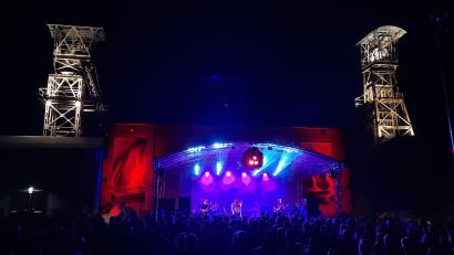 Bild: Brigitte Grüner/Förderverein Maffeispiele/exb
Classic Rock unter den illuminierten Fördertürmen ist das Markenzeichen des Gruben-Open-Airs auf dem Gelände des Bergbaumuseums Maffeischächte.