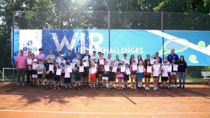 Bild: Adrian Zimmermann
Das sind in den verschiedenen Altersklassen die Sieger der Tennis-Landkreiskreismeisterschaften Neustadt/WN, die die TSG Mantel-Weiherhammer über eine Woche hinweg für Kinder und Jugendliche ausrichtete. Verantwortlich für das Turnier zeichnet Martin Schmid (hinten, rechts).