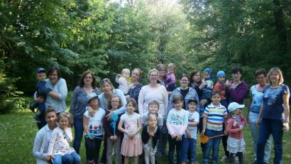 Bild: exb
Den Kindern, aber auch den Mamis, die sich gerne Zeit genommen hatten, machte der Tag in der freien Natur viel Spaß. Geleitet wurde das Teilmodul von Barbara Michalski (Zweite von rechts). Unterstützt wurde sie von Andrea Kick (rechts) und Christine Meiler (stehend links).