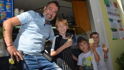 Bild: dob
Gelatiere Alessandro Erdas hatte größten Spaß den Kindern die Erfrischung zu überreichen.