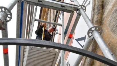 Bild: Petra Hartl
Steffen Dietz von der Firma Glockengießerei Perner aus Passau befestigt die Zeiger an den Turmuhren der St. Martinskirche in Amberg.