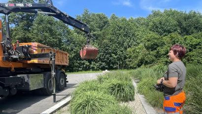 Bild: Stadt Marktredwitz/exb
Neu im Fuhrpark des Bauhofs ist dieser Dreiachser, dessen Kippanhänger Julia Rieß per Fernbedienung steuert.