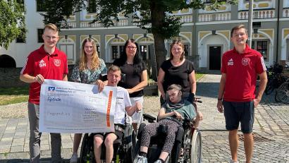 Bild: Inge Frank/exb
Bei der Spendenübergabe waren dabei: (stehend, von links: Vorsitzender Nico Sommerer, Happynest-Vorsitzende Eva Wuttke), Alexandra Fischer, Carmen Wuttke, Max Siller sowie (vorne, von links) Daniel Fischer und Marie Wuttke.