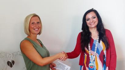 Bild: fpoz
Nach der Eidesformel gratulierte Bürgermeisterin Margit Bayer (rechts im Bild) der neuen Stadträtin Tanja Mai (links).