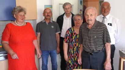 Bild: fvo
Der Dorfälteste von Oberbernrieth, Albert Wüst (Zweiter von rechts) feiert 95. Geburtstag.