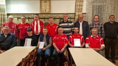 Bild: FC-Bayern-Fanclub Kemnath/exb
Neuwahlen und Ehrungen standen beim FC-Bayern-Fanclub auf der Tagesordnung. Rainer Kische (hinten, links) bleibt Vorsitzender des FC-Bayern-Fanclubs.