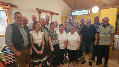 Bild: B. Hecht/exb
Die Damen Barbara Reichl, Maria Storek, Marille Kett, Marianne Helm, Marga Roßmann (vorne von links) sowie die Herren Manfred Rosenthal, Ludwig Lindner, Herbert Storek, Xaver Schindler, Hans Gräml, Reinhard Brand, Oswald Kopp, Helmut Jilg, Gerhard Retzer, Theo Helgert, Ludwig Dötsch und Wilhelm Prechtl (von links) sorgten für einen kurzweiligen Abend.