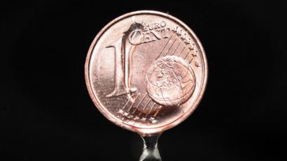 Symbolbild: Fredrik von Erichsen/dpa
Seit Jahren kündigt die Staatsregierung die Einführung eines Wassercents in Bayern an. Der soll nun im Herbst kommen.