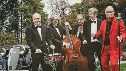 Bild: Ballhausorchester/exb
Peter Wittmann und die wunderbaren Ballhausboys bringen Schwung in den Historischen Pfarrhof in Wurz.